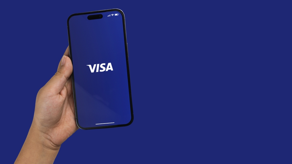 Die besten Visa Online Casinos 2026 12 Boy,Holding,A,Smartphone,Iphone,14,Pro,With,Visa,App