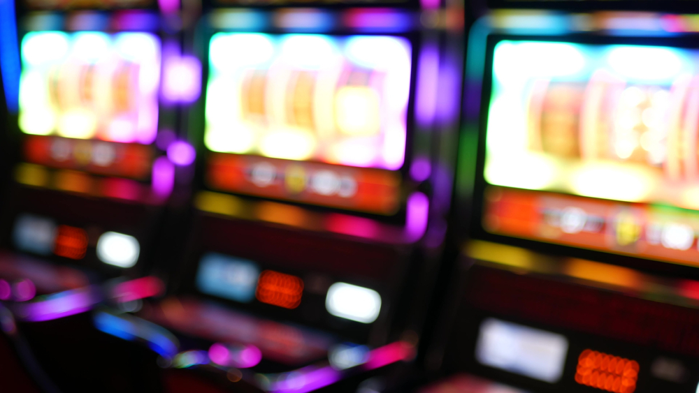 Online Casino Echtgeld 1 Defocused,Slot,Machines,Glow,In,Casino,On,Fabulous,Las,Vegas